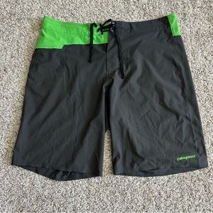 Patagonia Shorts Mens 34 Green Black Surf Trunks Boardshorts‎ Swim Suit Outdoor